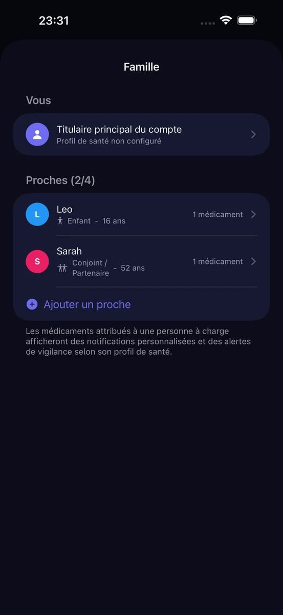 Écran Famille de ChronoPill montrant le titulaire du compte principal et une personne à charge « Mom », 80 ans, avec 1 médicament et le badge app Apple Watch incluse